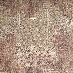 Mosaic & Co crochet lace scoop neck 3/4 sleeve in Taupe flower detail small